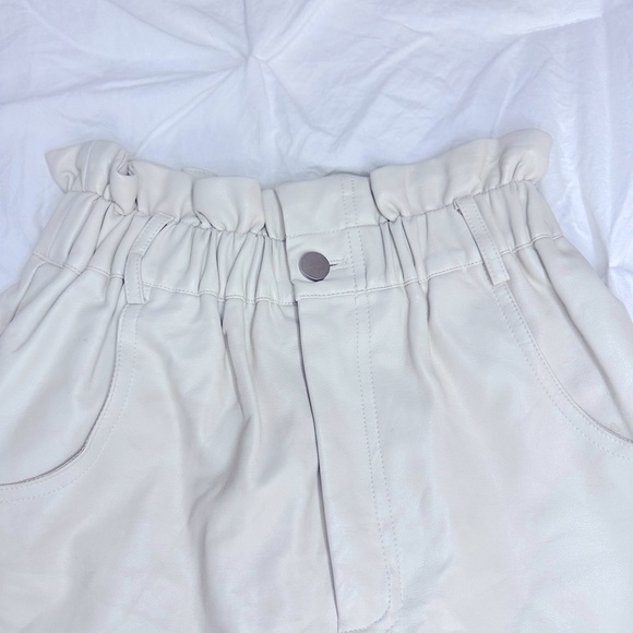 ASTR the Label Petunia Faux Leather Cream Shorts Size XS - Picture 2 of 5